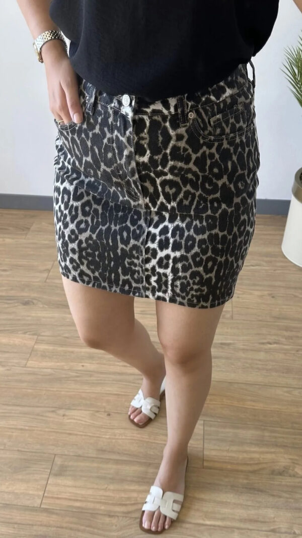 LEOPARD SHORT SKIRT - Image 2